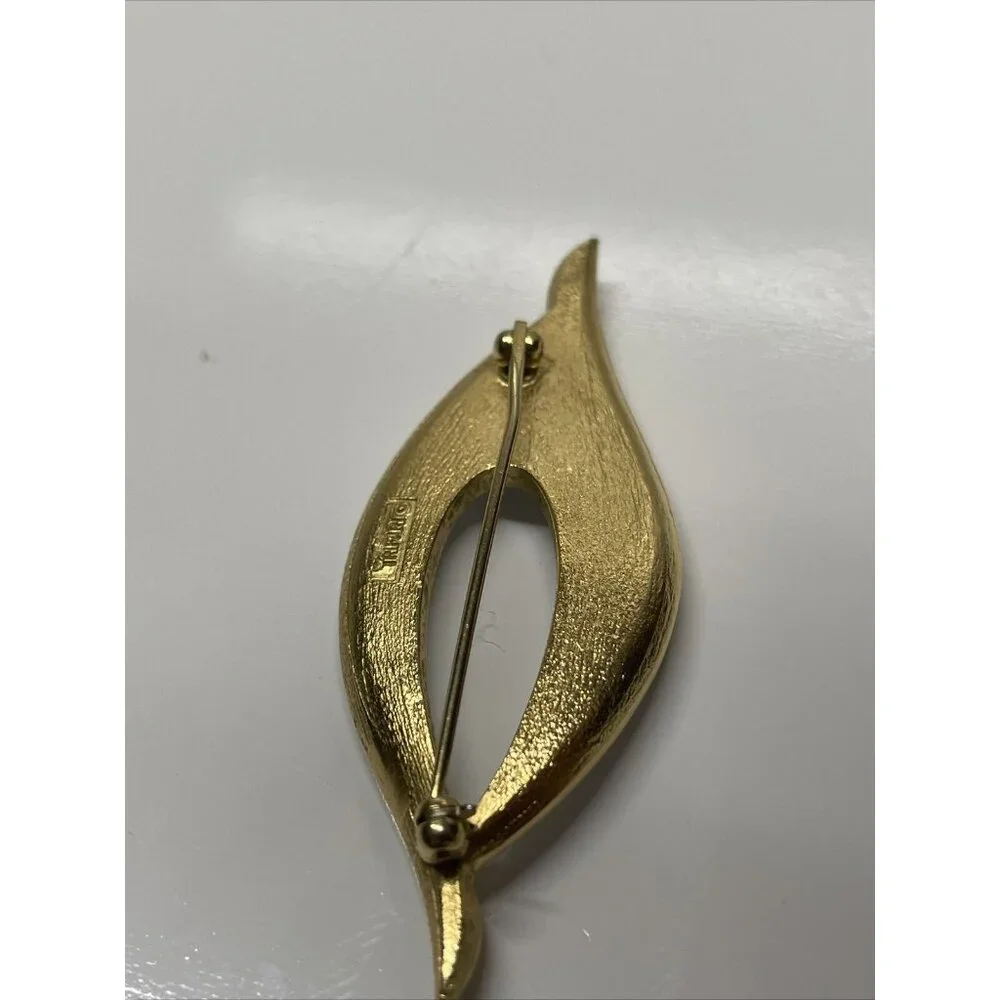 Vintage‎ Signed Trifari White Enamel Abstract Brooch Pin Gold Tone Retro Signed
